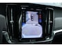 Volvo V90 2.0 T8 Plug-in hybrid AWD Ultra Dark Bowers & Wilkins premium audio | Panoramadak | 360" Camera | Semi elektrische trekhaak | Stoelventilatie | Stuurwiel verwarming | Stoelverwarming voorzijde | Achterbank verwarming