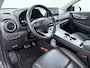 Hyundai Kona Electric EV 64kWh 204pk SOH 100% Premium Leer Warmtepomp Head-Up Display Apple Carplay Android Navi Camera Elektr.Stoelen+Leer+Verwarmd+Gekoeld Adaptive Cruise/Stop&Go Zelfsturend Multimedia Forward-Collision-Avoidance-Assist (FCA)Led Keyless DAB+ Keyless Pdc Subwoofer Bluetooth Dodehoek detector Privacy Glas Rijstrooksensor 1e Eigenaar Origineel Nederlandse Auto