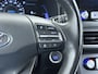 Hyundai Kona Electric EV 64kWh 204pk SOH 100% Premium Leer Warmtepomp Head-Up Display Apple Carplay Android Navi Camera Elektr.Stoelen+Leer+Verwarmd+Gekoeld Adaptive Cruise/Stop&Go Zelfsturend Multimedia Forward-Collision-Avoidance-Assist (FCA)Led Keyless DAB+ Keyless Pdc Subwoofer Bluetooth Dodehoek detector Privacy Glas Rijstrooksensor 1e Eigenaar Origineel Nederlandse Auto