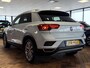 Volkswagen T-Roc 2.0 TSI 4Motion Sport | Navigatie | Stoelverwarming | Parelmoer Lak | Adaptieve Cruise Control | Apple Carplay | Android Auto | 18'' Lichtmetalen Velgen | LED Koplampen | Climate Control | Elektrische Kofferklep |