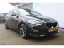 BMW 1-Serie 118i High Executive | Incl. 12 maanden Garantie | 1e Eigenaar | Panorama dak | Stoelverwarming | Trekhaak | Parkeersensoren V+A | Climate controle | Navigatie | Cruise controle | Lederen bekleding | Keyless start | Apple CarPlay/Android Auto | Winterset met LMV |
