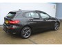 BMW 1-Serie 118i High Executive | Incl. 12 maanden Garantie | 1e Eigenaar | Panorama dak | Stoelverwarming | Trekhaak | Parkeersensoren V+A | Climate controle | Navigatie | Cruise controle | Lederen bekleding | Keyless start | Apple CarPlay/Android Auto | Winterset met LMV |
