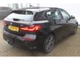 BMW 1-Serie 118i High Executive | Incl. 12 maanden Garantie | 1e Eigenaar | Panorama dak | Stoelverwarming | Trekhaak | Parkeersensoren V+A | Climate controle | Navigatie | Cruise controle | Lederen bekleding | Keyless start | Apple CarPlay/Android Auto | Winterset met LMV |