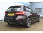 BMW 1-Serie 118i High Executive | Incl. 12 maanden Garantie | 1e Eigenaar | Panorama dak | Stoelverwarming | Trekhaak | Parkeersensoren V+A | Climate controle | Navigatie | Cruise controle | Lederen bekleding | Keyless start | Apple CarPlay/Android Auto | Winterset met LMV |