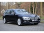 BMW 3-Serie Touring 318i Luxury Edition AUT | Org. NL | Leder | Navi Pro | LED | Stoelverwarming | Clima | PDC v+a | Alarm kl.3 | Etc.