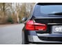 BMW 3-Serie Touring 318i Luxury Edition AUT | Org. NL | Leder | Navi Pro | LED | Stoelverwarming | Clima | PDC v+a | Alarm kl.3 | Etc.