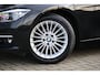 BMW 3-Serie Touring 318i Luxury Edition AUT | Org. NL | Leder | Navi Pro | LED | Stoelverwarming | Clima | PDC v+a | Alarm kl.3 | Etc.