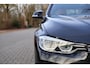BMW 3-Serie Touring 318i Luxury Edition AUT | Org. NL | Leder | Navi Pro | LED | Stoelverwarming | Clima | PDC v+a | Alarm kl.3 | Etc.