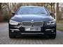 BMW 3-Serie Touring 318i Luxury Edition AUT | Org. NL | Leder | Navi Pro | LED | Stoelverwarming | Clima | PDC v+a | Alarm kl.3 | Etc.