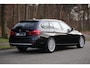 BMW 3-Serie Touring 318i Luxury Edition AUT | Org. NL | Leder | Navi Pro | LED | Stoelverwarming | Clima | PDC v+a | Alarm kl.3 | Etc.