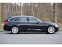 BMW 3-Serie Touring 318i Luxury Edition AUT | Org. NL | Leder | Navi Pro | LED | Stoelverwarming | Clima | PDC v+a | Alarm kl.3 | Etc.