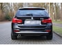 BMW 3-Serie Touring 318i Luxury Edition AUT | Org. NL | Leder | Navi Pro | LED | Stoelverwarming | Clima | PDC v+a | Alarm kl.3 | Etc.