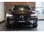 Volvo XC60 T6 Plug-in hybrid AWD Ultra Dark | Panoramadak | Verwarmbare voorstoelen+stuurwiel+achterbank | Premium audio by Harman Kardon | 360° Parkeercamera | Head-up display | Parkeersensoren voor + achter | Google infotainment