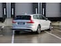 Volvo V60 T6 Plug-in hybrid AWD Plus Dark | Trekhaak | Verwarmbare voorstoelen+stuurwiel+achterbank | Premium audio by Harman Kardon | Verwarmbare voorruit | Rondom zichtcamera | 18 inch Lichtmetalen velgen |