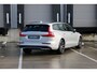 Volvo V60 T6 Plug-in hybrid AWD Plus Dark | Trekhaak | Verwarmbare voorstoelen+stuurwiel+achterbank | Premium audio by Harman Kardon | Verwarmbare voorruit | Rondom zichtcamera | 18 inch Lichtmetalen velgen |