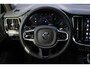 Volvo V60 T6 Plug-in hybrid AWD Plus Dark | Trekhaak | Verwarmbare voorstoelen+stuurwiel+achterbank | Premium audio by Harman Kardon | Verwarmbare voorruit | Rondom zichtcamera | 18 inch Lichtmetalen velgen |