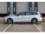 Volvo V60 T6 Plug-in hybrid AWD Plus Dark | Trekhaak | Verwarmbare voorstoelen+stuurwiel+achterbank | Premium audio by Harman Kardon | Verwarmbare voorruit | Rondom zichtcamera | 18 inch Lichtmetalen velgen |