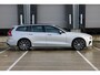 Volvo V60 T6 Plug-in hybrid AWD Plus Dark | Trekhaak | Verwarmbare voorstoelen+stuurwiel+achterbank | Premium audio by Harman Kardon | Verwarmbare voorruit | Rondom zichtcamera | 18 inch Lichtmetalen velgen |