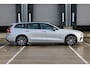 Volvo V60 T6 Plug-in hybrid AWD Plus Dark | Trekhaak | Verwarmbare voorstoelen+stuurwiel+achterbank | Premium audio by Harman Kardon | Verwarmbare voorruit | Rondom zichtcamera | 18 inch Lichtmetalen velgen |