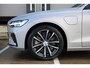 Volvo V60 T6 Plug-in hybrid AWD Plus Dark | Trekhaak | Verwarmbare voorstoelen+stuurwiel+achterbank | Premium audio by Harman Kardon | Verwarmbare voorruit | Rondom zichtcamera | 18 inch Lichtmetalen velgen |