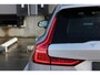 Volvo V60 T6 Plug-in hybrid AWD Plus Dark | Trekhaak | Verwarmbare voorstoelen+stuurwiel+achterbank | Premium audio by Harman Kardon | Verwarmbare voorruit | Rondom zichtcamera | 18 inch Lichtmetalen velgen |