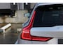Volvo V60 T6 Plug-in hybrid AWD Plus Dark | Trekhaak | Verwarmbare voorstoelen+stuurwiel+achterbank | Premium audio by Harman Kardon | Verwarmbare voorruit | Rondom zichtcamera | 18 inch Lichtmetalen velgen |