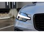 Volvo V60 T6 Plug-in hybrid AWD Plus Dark | Trekhaak | Verwarmbare voorstoelen+stuurwiel+achterbank | Premium audio by Harman Kardon | Verwarmbare voorruit | Rondom zichtcamera | 18 inch Lichtmetalen velgen |