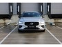 Volvo V60 T6 Plug-in hybrid AWD Plus Dark | Trekhaak | Verwarmbare voorstoelen+stuurwiel+achterbank | Premium audio by Harman Kardon | Verwarmbare voorruit | Rondom zichtcamera | 18 inch Lichtmetalen velgen |