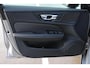 Volvo V60 T6 Plug-in hybrid AWD Plus Dark | Trekhaak | Verwarmbare voorstoelen+stuurwiel+achterbank | Premium audio by Harman Kardon | Verwarmbare voorruit | Rondom zichtcamera | 18 inch Lichtmetalen velgen |
