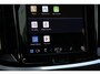 Volvo V60 T6 Plug-in hybrid AWD Plus Dark | Trekhaak | Verwarmbare voorstoelen+stuurwiel+achterbank | Premium audio by Harman Kardon | Verwarmbare voorruit | Rondom zichtcamera | 18 inch Lichtmetalen velgen |