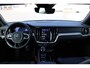 Volvo V60 T6 Plug-in hybrid AWD Plus Dark | Trekhaak | Verwarmbare voorstoelen+stuurwiel+achterbank | Premium audio by Harman Kardon | Verwarmbare voorruit | Rondom zichtcamera | 18 inch Lichtmetalen velgen |