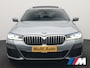 BMW 5-Serie Touring 530e xDrive M Sport PHEV 293pk Dealer O.H. | Panodak | Head Up | Laser LED | 360 Camera | Harman & Kardon | Sfeerverlichting | Alcantara Sportstoelen Verwarmd | Keyless | Blis | Virtual | Navigatie | DAB | Plug In Hybrid