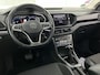 Volkswagen T-Cross 1.0 TSI R-Line / AUTOMAAT/ PARK.SENSOREN V+A/ CAMERA/ APP-CONNECT/ STOEL VERWARMING/ ACC/ DIGITAL DASH/ NAVI/ DAB/ LED/ CLIMA/ ISOFIX/ 17'' LMV