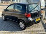 Toyota Yaris 1.0 VVT-i Sol! Airco l Elek pakket l MTF-stuur! NIEUWE APK l 2 sleutels l KEURIG NETJES!