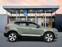 Volvo XC40 T4 Recharge Plus Dark | 19" | Harman Kardon | Elektrisch verstelbare stoelen | Stoel/Stuurverwarming | Getint Glas | Parkeerverwarming | Parkeercamera |  Keyless | Elektrische achterklep