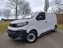 Opel Vivaro-e Electric L2 75 kWh 136pk | ACTIE! | 8 jaar garantie | 0% financial lease | Houten afwerking laadruimte | NAVI | Multimedia | Apple Carplay | Android Auto | Achteruitrijcamera | Parkeersensoren voor en achter | Dode hoek detectie | Digitale cockpit | Stuurwielbediening | Mistlampen | Licht- en regensensor | Automatic light | Tussenwand comfort met raam | Bestuurdersstoel comfort | Bank voorpassagiers | Reservewiel | van €47.261 voor €34.750 ex. BTW rijklaar