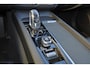 Volvo XC60 T8 Twin Engine AWD Momentum - Luchtvering - Bowers & Wilkins Audio - Nappaleder - Stoelverwarming & -ventilatie - Head-up display - Elektrisch bedienbare voorstoelen met geheugen - Apple® CarPlay / Android Auto - Gelaagde zijruiten - Keyless Entry