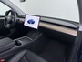 Tesla Model Y Long Range AWD 514pk SOH 92% Trekhaak Warmtepomp Leder Panoramadak Matrix-LED Autopilot Elektr.Stuur+Stoel+Verwarmd Navi Ecc Premium Audio Keyless Priv.Glass Camera's Elektr.AchterKlep Parkeer Assistent Sentry-Mode Privacyglas Bluetooth Dodehoek detector Connected services 1e Eigenaar 1.600KG Trekgewicht Fabrieksgarantie tot 27-6-2027 Garantie op Accu en Motoren 27-6-2031/192.000km