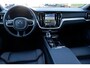 Volvo V60 T6 Plug-in hybrid AWD Plus Dark | Verwarmbare Voorstoelen (met geheugen), Stuurwiel en Achterbank | Semi-Elektrische Trekhaak | Panoramadak met schuif-/kantelfunctie | Verwarmbare Voorruit | Premium Audio by Harman Kardon | 360-Camera