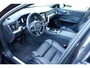 Volvo V60 T6 Plug-in hybrid AWD Plus Dark | Verwarmbare Voorstoelen (met geheugen), Stuurwiel en Achterbank | Semi-Elektrische Trekhaak | Panoramadak met schuif-/kantelfunctie | Verwarmbare Voorruit | Premium Audio by Harman Kardon | 360-Camera