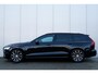 Volvo V60 T6 Plug-in hybrid AWD Plus Dark | Verwarmbare Voorstoelen (met geheugen), Stuurwiel en Achterbank | Semi-Elektrische Trekhaak | Panoramadak met schuif-/kantelfunctie | Verwarmbare Voorruit | Premium Audio by Harman Kardon | 360-Camera