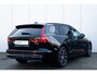 Volvo V60 T6 Plug-in hybrid AWD Plus Dark | Verwarmbare Voorstoelen (met geheugen), Stuurwiel en Achterbank | Semi-Elektrische Trekhaak | Panoramadak met schuif-/kantelfunctie | Verwarmbare Voorruit | Premium Audio by Harman Kardon | 360-Camera