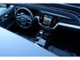 Volvo V60 T6 Plug-in hybrid AWD Plus Dark | Verwarmbare Voorstoelen (met geheugen), Stuurwiel en Achterbank | Semi-Elektrische Trekhaak | Panoramadak met schuif-/kantelfunctie | Verwarmbare Voorruit | Premium Audio by Harman Kardon | 360-Camera