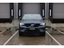 Volvo XC40 2.0 B4 Plus Dark | Verwarmbare Voorruit | Achteruitrijcamera | Semi- Elektrische Trekhaak | Parkeersensoren | Dodehoekdetectie Met Correctie | Adaptieve Cruise Control | Verwarmbare Voorstoelen | Navigatiesysteem | Keyless Entry | Electronic Climate Control