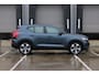 Volvo XC40 2.0 B4 Plus Dark | Verwarmbare Voorruit | Achteruitrijcamera | Semi- Elektrische Trekhaak | Parkeersensoren | Dodehoekdetectie Met Correctie | Adaptieve Cruise Control | Verwarmbare Voorstoelen | Navigatiesysteem | Keyless Entry | Electronic Climate Control