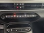 Fiat 600 1.2 Hybrid La Prima 136 pk vol opties Achteruitrijcamera - Apple carplay - Airco - Cruise control - Navigatiesysteem - Parkeersensoren voor en achter - Voorstoelen verwarmbaar - Voorstoelen met massagefunctie - Draadloze telefoon Bluetooth - Dodehoek detector - Extra getint glas achter - Keyless entry en start - Led verlichting - Licht metalen velgen 18 inch - Stuur multifunctioneel - Regensensor
