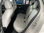 Fiat 600 1.2 Hybrid La Prima 136 pk vol opties Achteruitrijcamera - Apple carplay - Airco - Cruise control - Navigatiesysteem - Parkeersensoren voor en achter - Voorstoelen verwarmbaar - Voorstoelen met massagefunctie - Draadloze telefoon Bluetooth - Dodehoek detector - Extra getint glas achter - Keyless entry en start - Led verlichting - Licht metalen velgen 18 inch - Stuur multifunctioneel - Regensensor