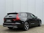 Volvo V60 B4 Automaat Essential Edition | 19" Lichtmetalen velgen | Lederen bekleding | Climate Pack | Driver Assist Pack | Trekhaak semi elektrisch inklapbaar | Extra getint glas achter | Dubbel geïntegreerde eindpijp | Bright exterieurdetails