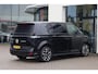 Volkswagen ID. Buzz Cargo 77 kWh 2 x schuifdeur trekhaak wegklapbaar led matrix multimedia pakket plus stuurwielverwarming multifunctioneel met leder voorstoelen verwarmbaar voorruit verwarmbaar bindrails laadruimte laadvloer park assist achterdeuren 20" Solna velgen 2 x voorstoel met armleuning assistance pakket plus 2 zone climatronic navigatie alarm systeem spraak bediening achteruitrijcamera etc.