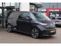 Volkswagen ID. Buzz Cargo 77 kWh 2 x schuifdeur trekhaak wegklapbaar led matrix multimedia pakket plus stuurwielverwarming multifunctioneel met leder voorstoelen verwarmbaar voorruit verwarmbaar bindrails laadruimte laadvloer park assist achterdeuren 20" Solna velgen 2 x voorstoel met armleuning assistance pakket plus 2 zone climatronic navigatie alarm systeem spraak bediening achteruitrijcamera etc.